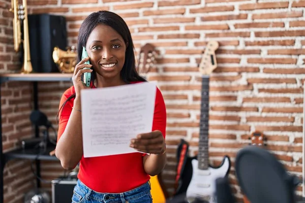 Mladý Africký Americký Žena Muzikant Mluvit Smartphone Čtení Hudební List — Stock fotografie