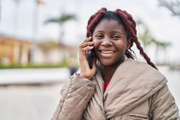 Africano Americano Mulher Sorrindo Confiante Falando Smartphone Parque — Fotografia de Stock
