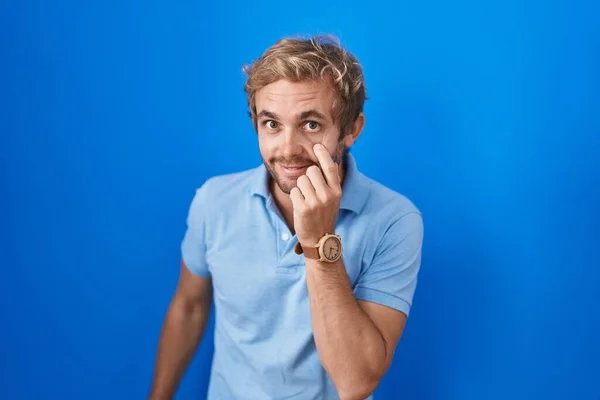 Caucasian Man Standing Blue Background Pointing Eye Watching You Gesture — Stockfoto