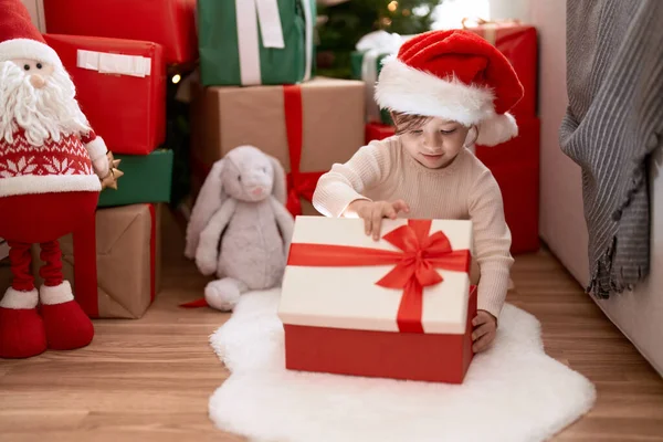 Adorable Chica Desembalaje Regalo Sentado Por Árbol Navidad Casa —  Fotos de Stock