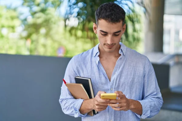 Giovane Studente Uomo Ispanico Utilizzando Smartphone Possesso Libri Strada — Foto Stock