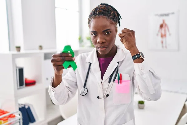 Beautiful Black Doctor Woman Holding Support Green Ribbon Mental Health — Stock Photo, Image