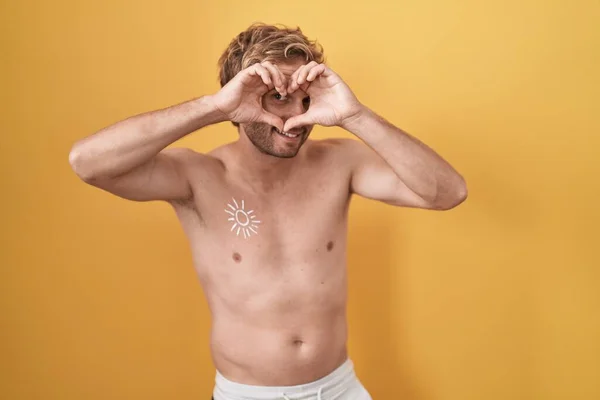 Caucasian Man Standing Shirtless Wearing Sun Screen Doing Heart Shape — Stockfoto