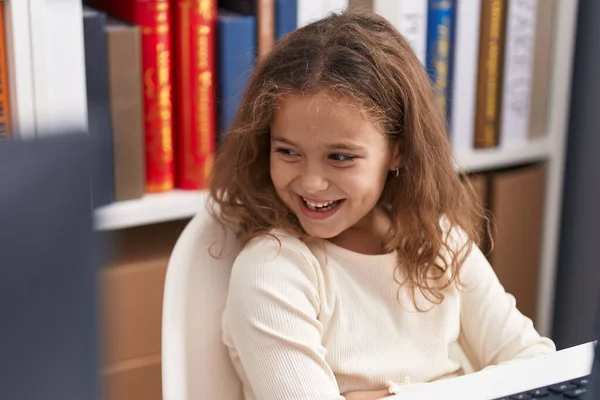 可敬的高加索女学生微笑着自信地坐在桌子上 双手交叉地在教室里摆出姿势 — 图库照片