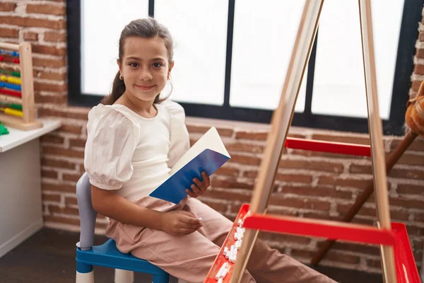 Adorable Estudiante Hispana Leyendo Libro Sentado Silla Aula — Foto de Stock