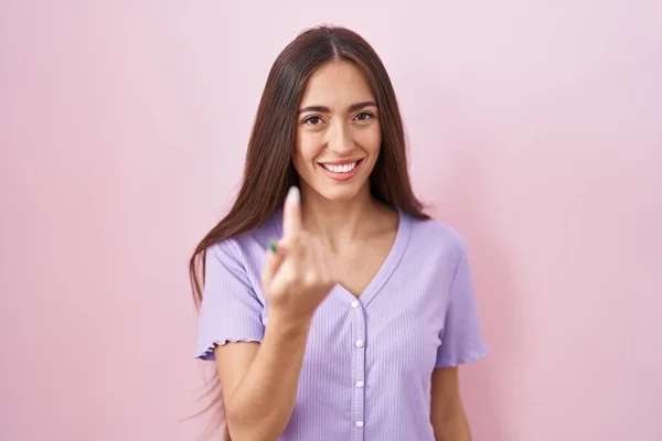 Jonge Spaanse Vrouw Met Lang Haar Staan Roze Achtergrond Wenken — Stockfoto