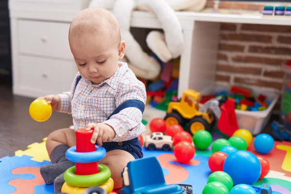 Schattige Blanke Baby Spelen Met Ballen Hoepels Zitten Vloer Kleuterschool — Stockfoto