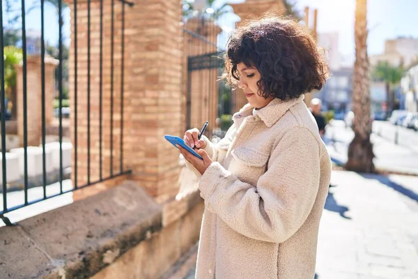 Caddedeki dokunmatik yere resim çizen genç, güzel İspanyol kadın.