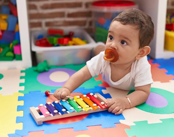 Bedårande Hispanic Baby Spelar Xylofon Liggande Golvet Dagis — Stockfoto