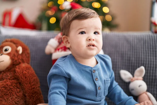 Entzückendes Kaukasisches Baby Auf Sofa Weihnachtsbaum Mit Entspanntem Ausdruck Hause — Stockfoto