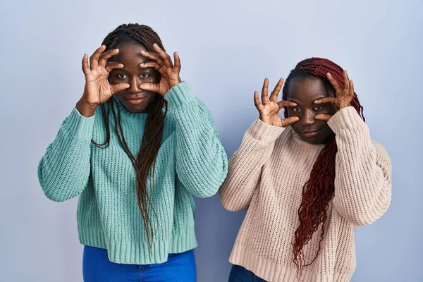 Две Африканки Стоящие Синем Фоне Пытаются Открыть Глаза Пальцами Сонные — стоковое фото