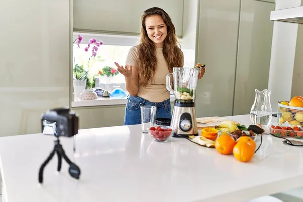 Genç Güzel Spanyol Kadın Mutfakta Kamerayla Blender Ile Sebze Kokteyli — Stok fotoğraf