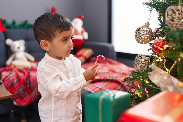 Adorável Criança Hispânica Decorando Árvore Natal Casa — Fotografia de Stock