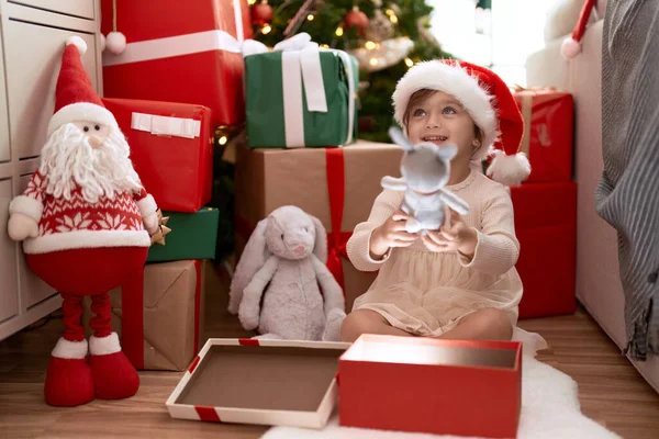 Adorável Menina Desembalagem Presente Sentado Árvore Natal Casa — Fotografia de Stock