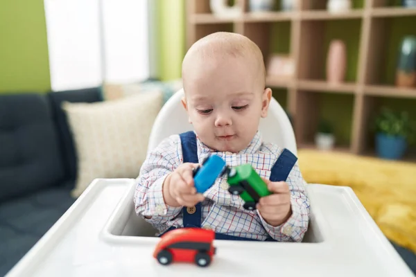 Entzückendes Kaukasisches Baby Das Mit Autospielzeug Auf Dem Hochstuhl Hause — Stockfoto