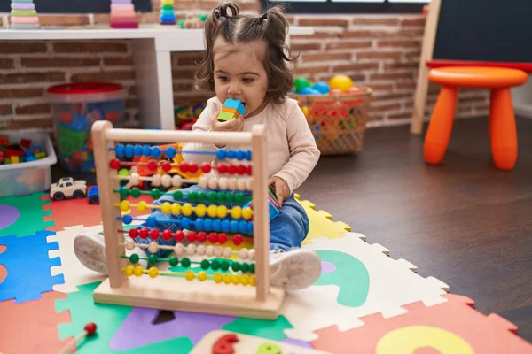 Rozkošný Hispánský Dívka Hrát Abacus Sání Stavební Bloky Školce — Stock fotografie