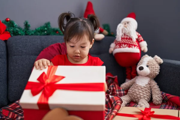 Sevimli Çinli Kız Evdeki Noel Süslemesinin Yanında Kanepeye Oturmuş Hediyesini — Stok fotoğraf