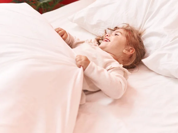 Sevimli Spanyol Kız Yatakta Kendinden Emin Bir Şekilde Yatıyor — Stok fotoğraf