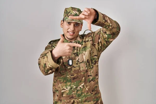 Νεαρός Άραβας Που Φοράει Στρατιωτική Στολή Καμουφλάζ Χαμογελώντας Κάνοντας Πλαίσιο — Φωτογραφία Αρχείου