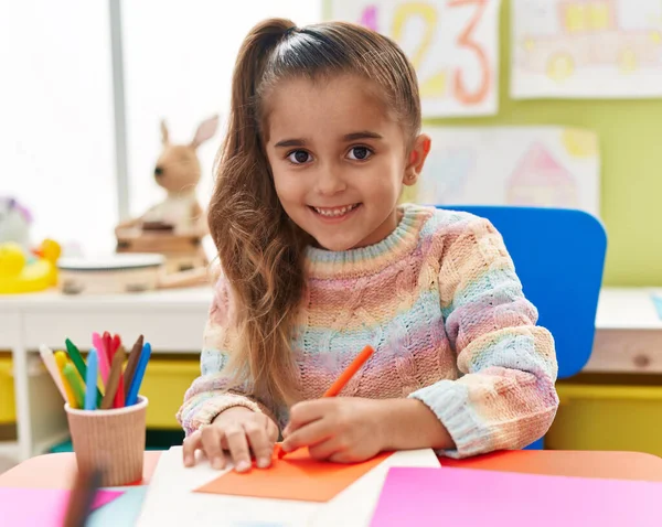 Чарівна Студентка Іспанка Сидить Столі Малює Папері Дитячому Садку — стокове фото