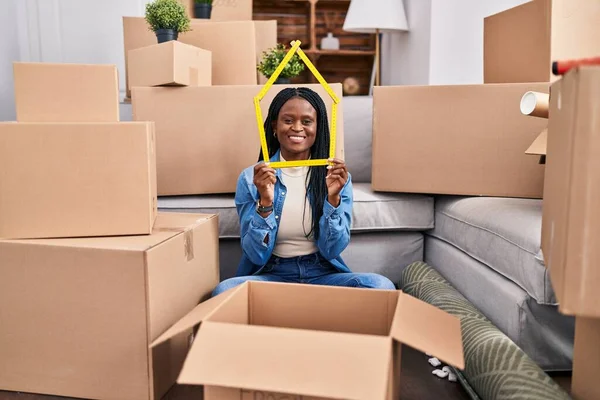 African Woman Braids Sitting Floor New Home Holding Ruler Smiling — Fotografia de Stock