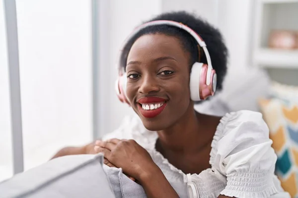 African American Woman Listening Music Sitting Sofa Home — Stock Photo, Image