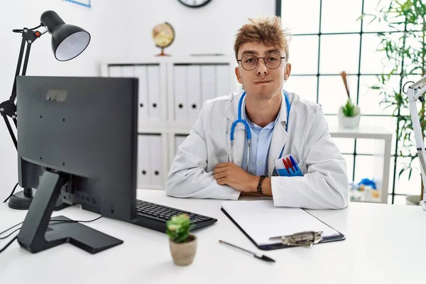 Klinikte Çalışan Beyaz Bir Doktor Komik Suratıyla Yanak Şişiriyor Havayla — Stok fotoğraf