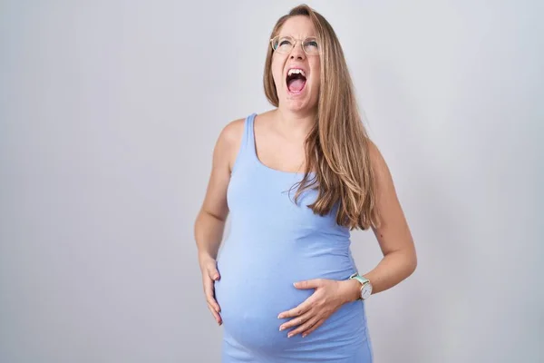 Young Pregnant Woman Standing White Background Angry Mad Screaming Frustrated — Stock Photo, Image