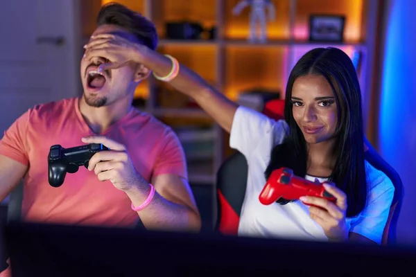 Muž Žena Stuhy Hrát Videohry Pomocí Počítače Joystick Podvádění Herně — Stock fotografie