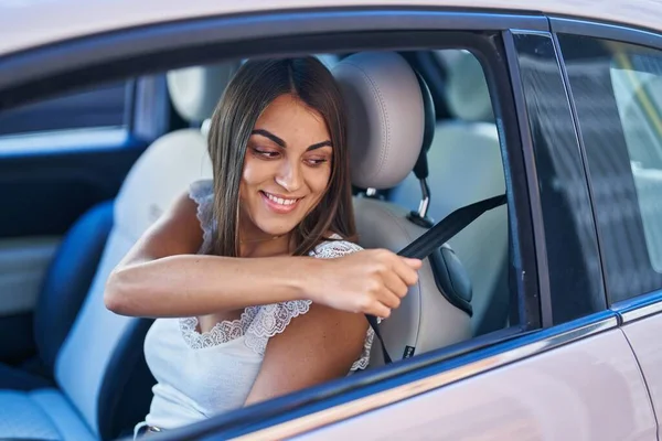 Young Beautiful Hispanic Woman Smiling Confident Wearing Car Belt Street — 스톡 사진
