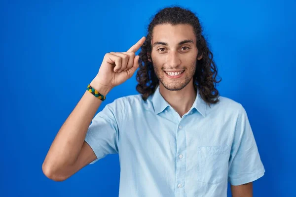 Young Hispanic Man Standing Blue Background Smiling Pointing Head One — Stock Photo, Image