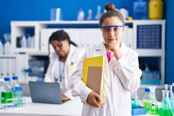 Madre Hija Joven Trabajando Laboratorio Científico Cara Seria Pensando Pregunta — Foto de Stock