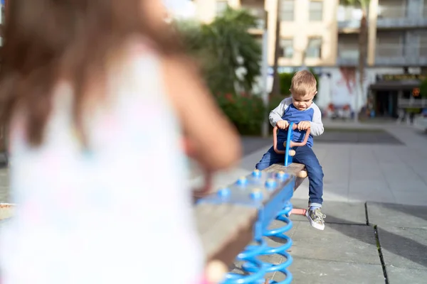Adorável Criança Brincando Balanço Parque Infantil — Fotografia de Stock