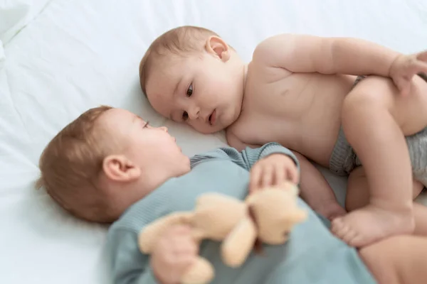 Dwoje Małych Dzieci Leżących Łóżku Bawiących Się Pluszowym Miśkiem Sypialni — Zdjęcie stockowe