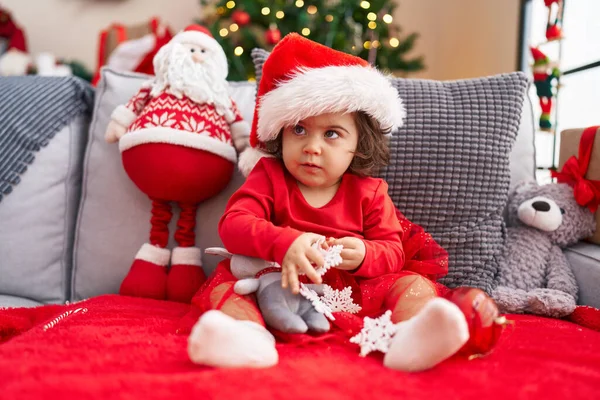 Adorable Chica Hispana Sentada Sofá Junto Árbol Navidad Casa —  Fotos de Stock