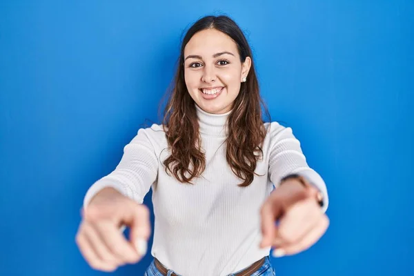 Young Hispanic Woman Standing Blue Background Pointing You Camera Fingers — Stockfoto