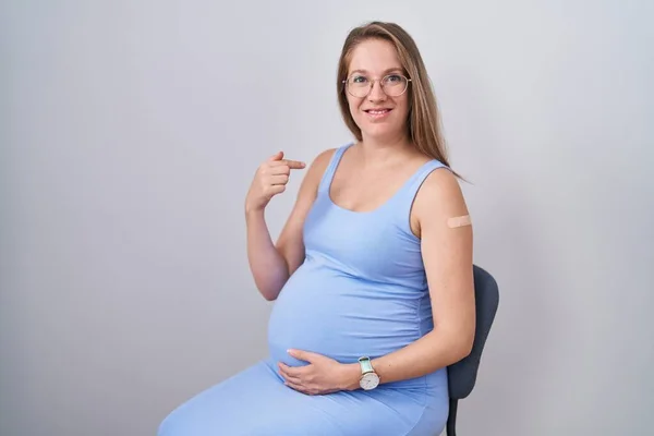 Young Pregnant Woman Wearing Band Aid Vaccine Injection Pointing Finger — Stock Photo, Image