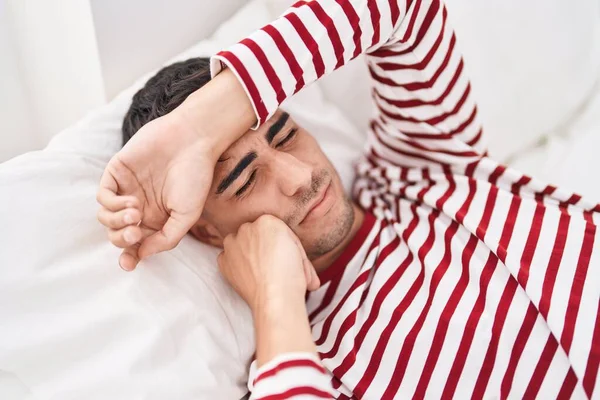 Genç Spanyol Adam Yatakta Yatarken Strese Girdi — Stok fotoğraf