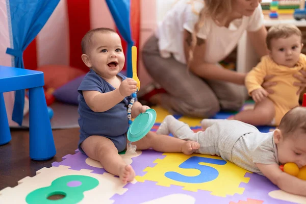 Kleinkindgruppe Spielt Kindergarten Mit Schüsselspielzeug Auf Dem Boden — Stockfoto