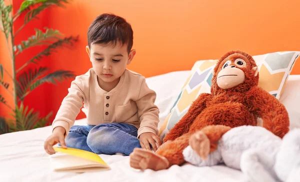 Sevimli Spanyol Bebek Kitap Okuyor Yatak Odasında Oturuyor — Stok fotoğraf
