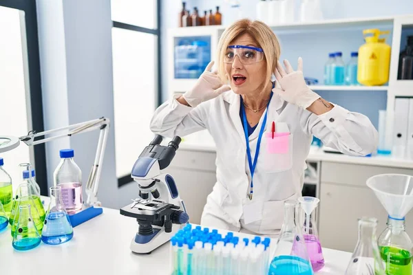 Блондинка Середнього Віку Працює Науковій Лабораторії Намагаючись Почути Обидві Руки — стокове фото