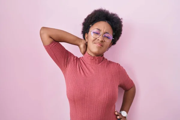 Beautiful African Woman Curly Hair Standing Pink Background Suffering Neck — 图库照片