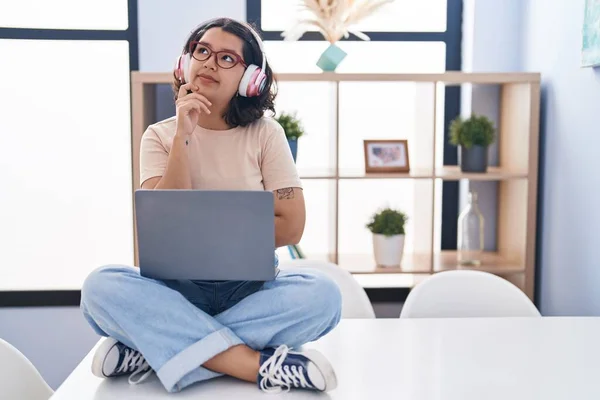Young Hispanic Woman Using Laptop Sitting Table Wearing Headphones Hand —  Fotos de Stock