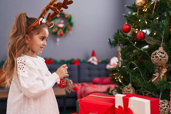 Adorable Chica Hispana Sonriendo Confiada Decorando Árbol Navidad Casa —  Fotos de Stock