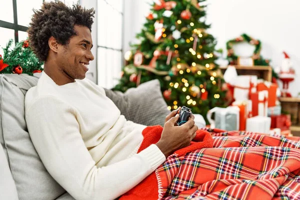 Junger Afrikanisch Amerikanischer Mann Spielt Videospiel Hause Auf Dem Sofa — Stockfoto