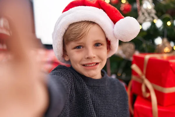 Liebenswertes Kleinkind Macht Selfie Mit Kamera Heimischen Weihnachtsbaum — Stockfoto
