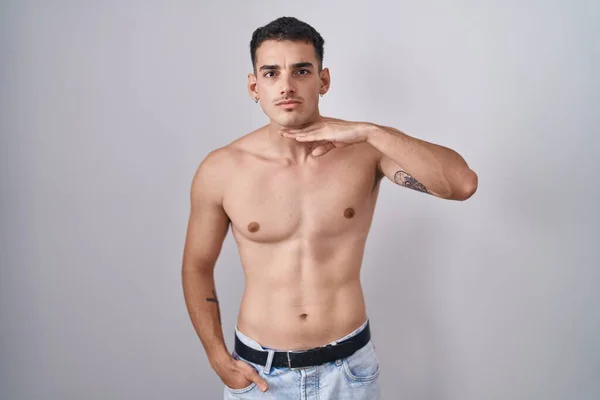 Hombre Hispano Guapo Pie Sin Camisa Cortando Garganta Con Mano —  Fotos de Stock