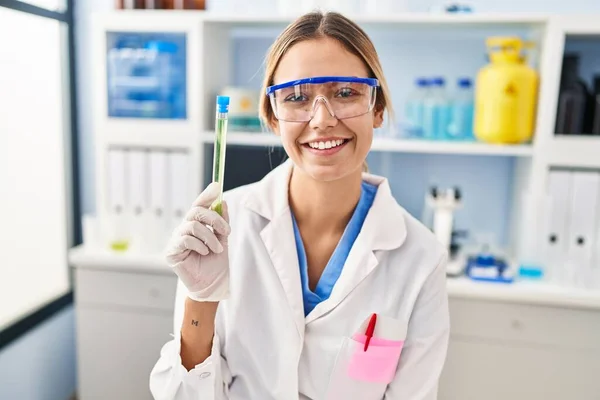 Laboratuvarda Çalışan Genç Sarışın Kadın Elinde Numune Tutuyor Pozitif Mutlu — Stok fotoğraf