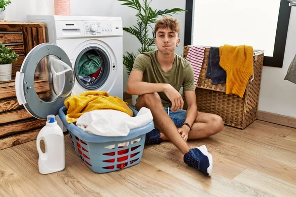 Junger Kaukasischer Mann Der Schmutzige Wäsche Die Waschmaschine Füllt Und — Stockfoto