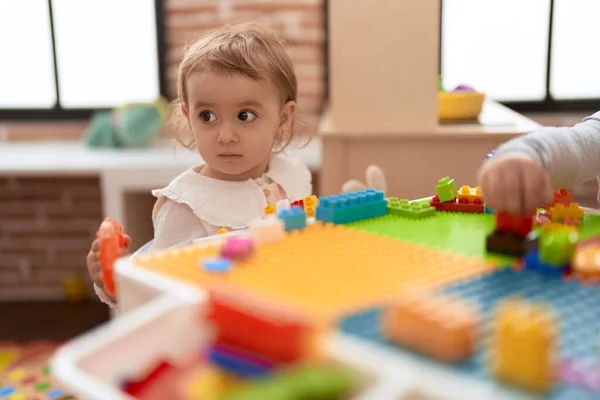 Entzückende Kaukasierin Spielt Kindergarten Mit Bauklötzen Tisch — Stockfoto